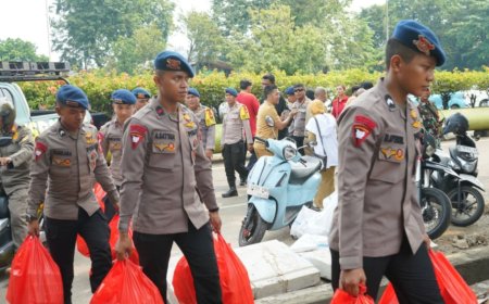 Korban Kebakaran Pasar Jiung Dapat Dukungan Makanan dari Brimob