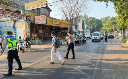 Polisi Siaga Sejak Pagi, Polres Malang Bantu Kelancaran Aktivitas Warga